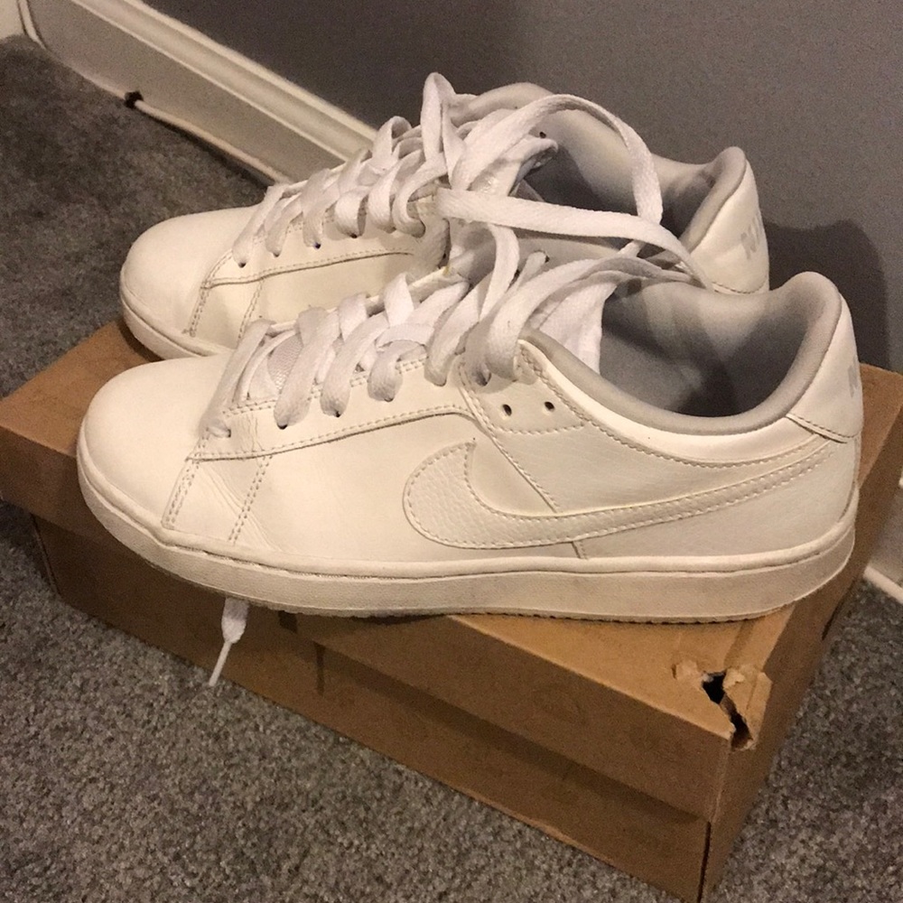 STILL AVAILABLE- USED-White Santa Cruise Nike